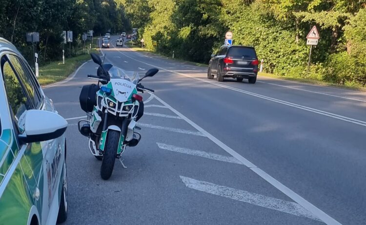 Stovite spūstyje ir pro dešinę pravažiuoja motociklininkas avarinėje juostoje — nuo rudens tai ne pažeidimas, o nauja teisė 1 reidas-policijos-tarnybinis-automobilis-motociklas