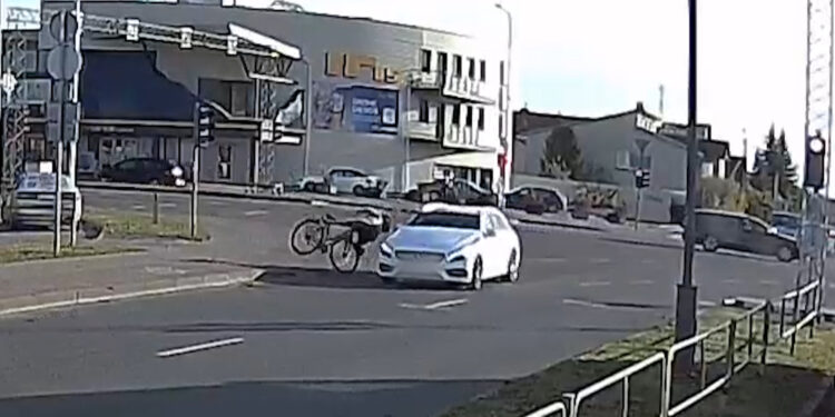 Skaitytojo vaizdo irasas per pesciuju pereja vaziavusi dviratininka partrenke „Mercedes Benz automobilis