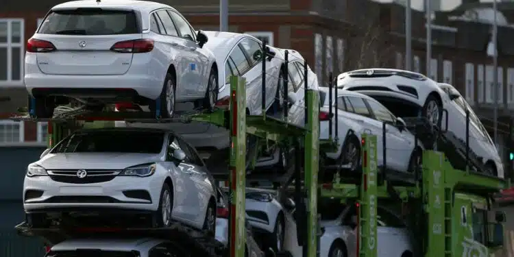 automobiliai ant tralo