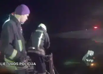 Beteise vairuotoja paskandino automobili tvenkinyje video