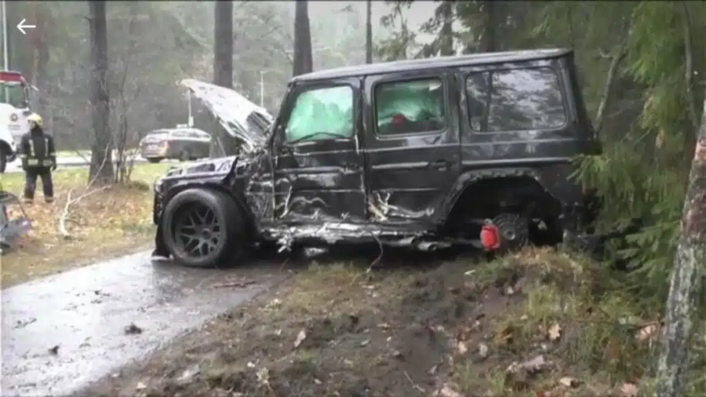 Nemencines pl. nuo kelio nulekes „Mercedes smarkiai apgadintas
