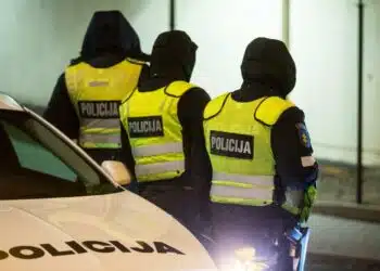 policijos pareigunai ir tarnybinis policijos automobilis