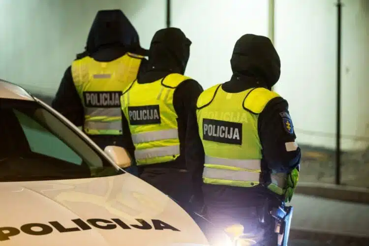 policijos pareigunai ir tarnybinis policijos automobilis