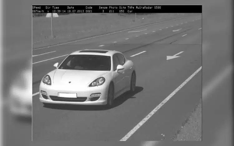 porsche panamera trikojis greitis greicio virsijimas