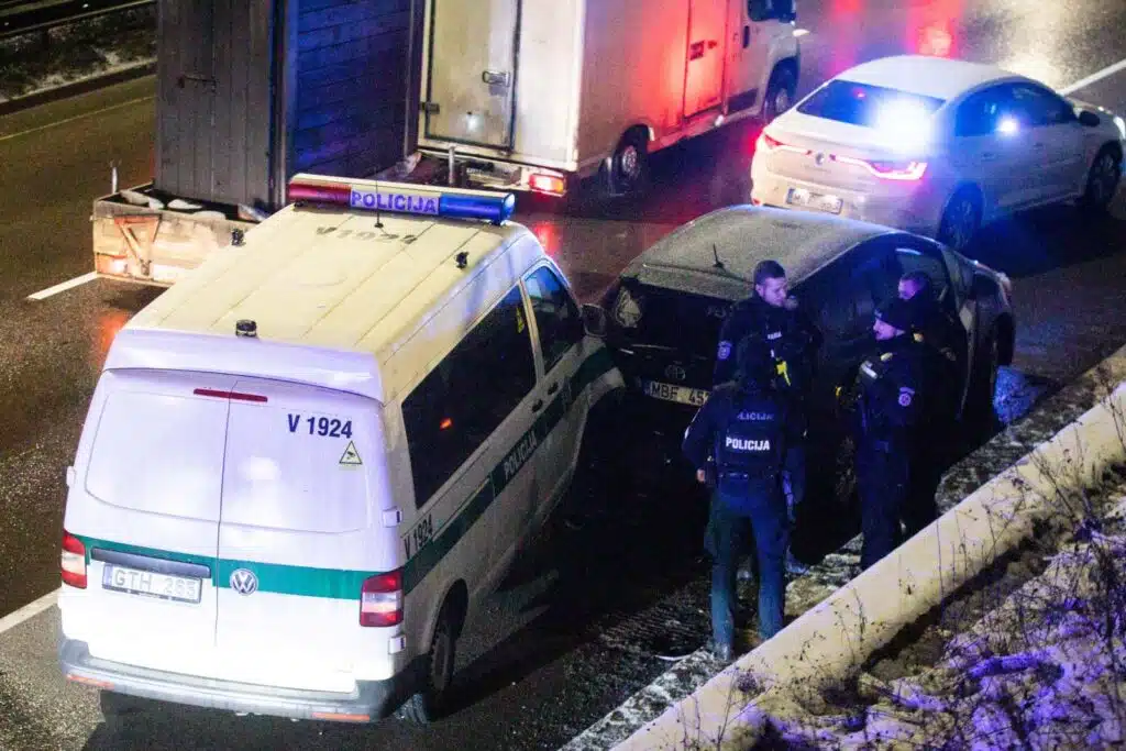 Vilniuje-pasprukti-bandes-„Bolt-vairuotojas-suzalojo-3-policijos-pareigunus-ir-apgadino-2-tarnybinius-automobilius