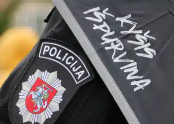 kysis ispurvina policijos pareiguno uniforma