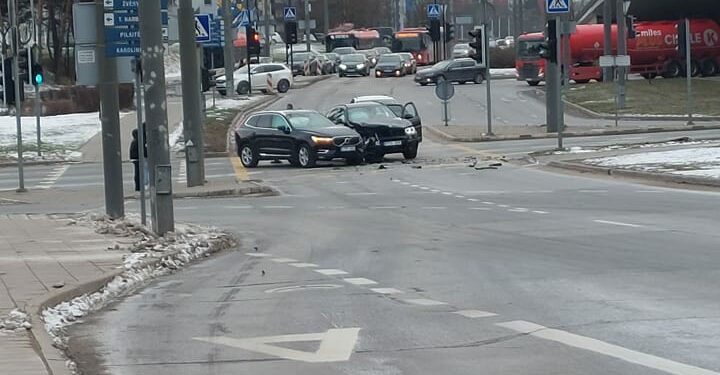 Avarija Vilniuje del dvieju automobiliu susidurimo paralyziuotas eismas Narbuto g. Laisves pr. Pilaites pr. sankryzoje