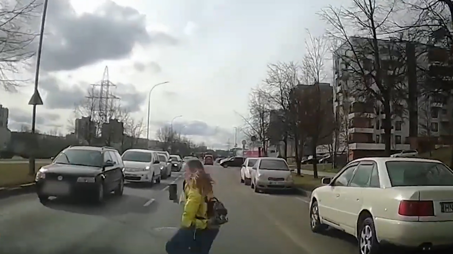 Vairuotojas vos spėjo sustoti prieš į kelią išbėgusį vaiką