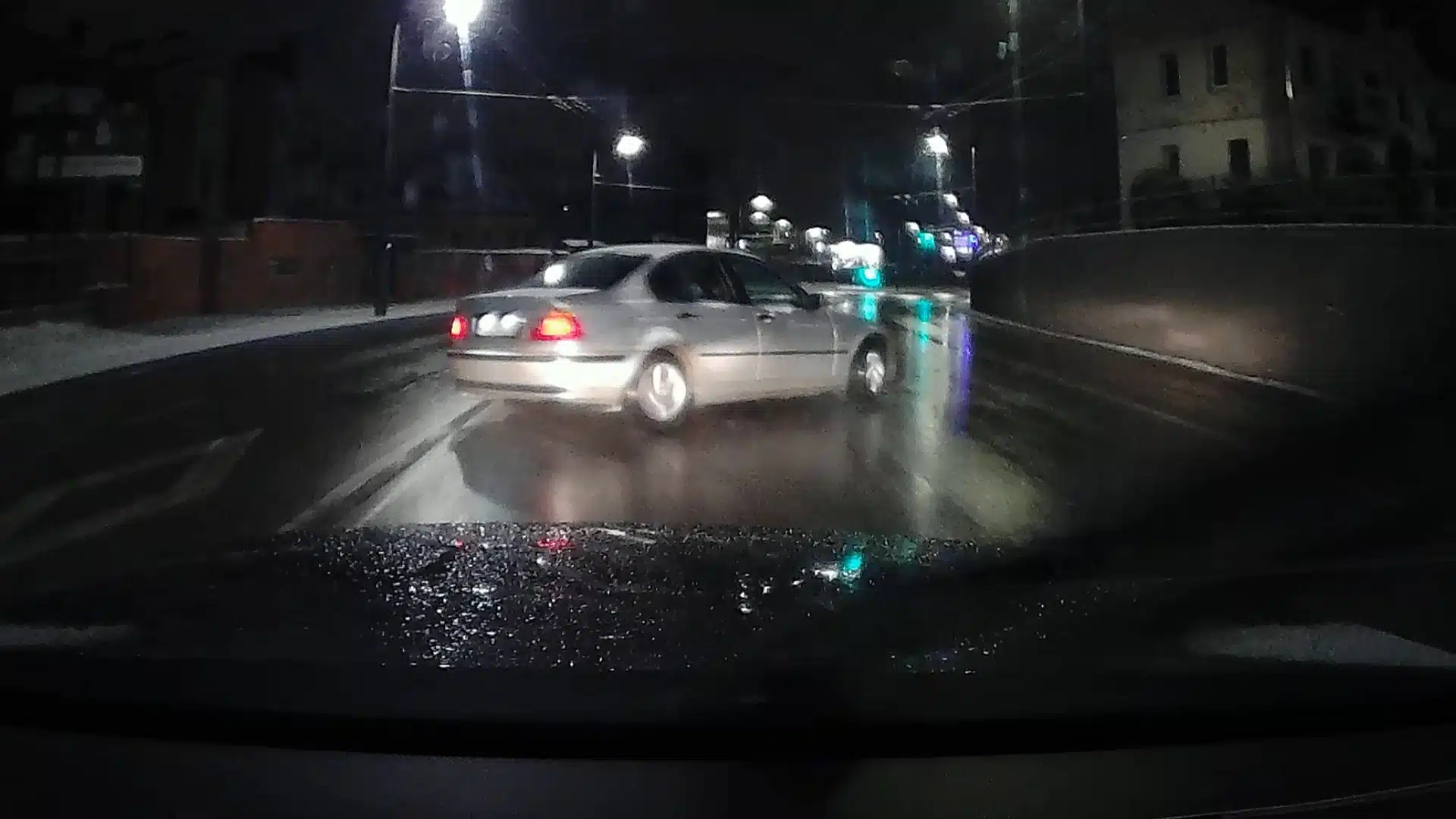 nevykes-bmw-vairuotojo-driftas-miesto-gatve