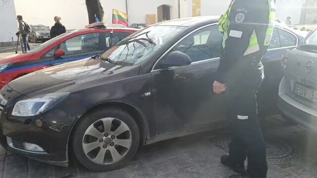„Hibridinis paparacas“ nuotr. Vilniuje-per-girto-vairuotojo-gaudynes-apgadinti-trys-automobiliai-ir-nukentėjęs-pareigūnas-5