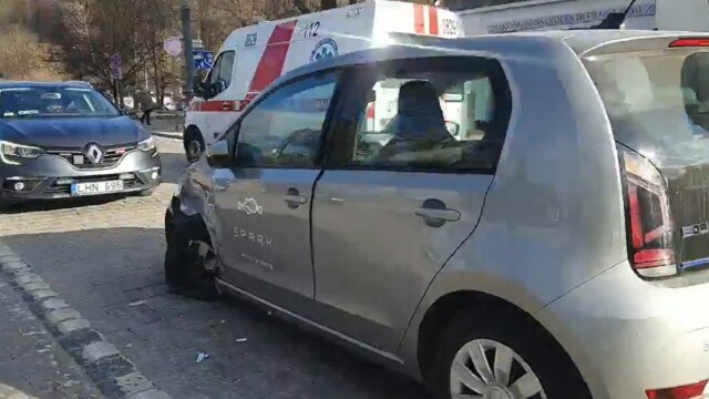 „Hibridinis paparacas“ nuotr. Vilniuje-per-girto-vairuotojo-gaudynes-apgadinti-trys-automobiliai-ir-nukentėjęs-pareigūnas-5