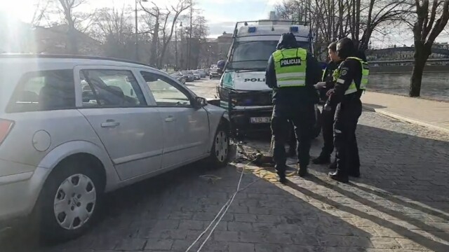 Vilniuje-per-girto-vairuotojo-gaudynes-apgadinti-trys-automobiliai-ir-nukentėjęs-pareigūnas