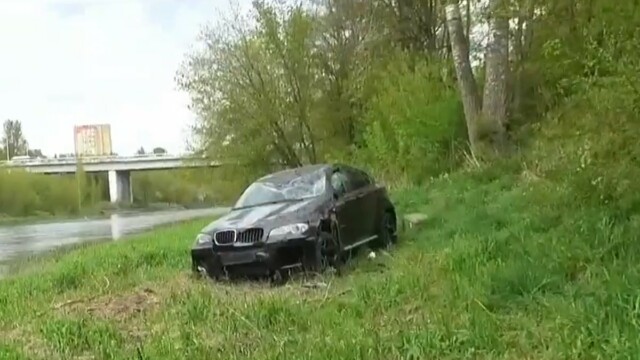 Besivartydamas nuo šlaito „BMW X6“ vos neįlėkė į upę