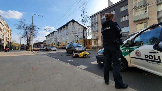 Per dviejų automobilių ir motociklo avariją Vilniuje nukentėjo motociklo vairuotojas