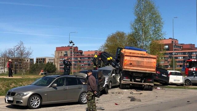 Vilniuje nevaldomas sunkvežimis sutraiškė 6 lengvuosius automobilius