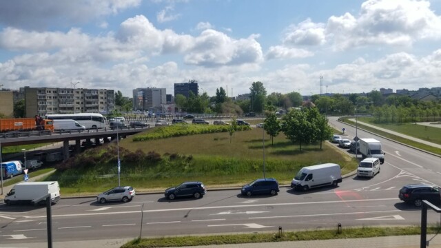 Avarija Vilniuje dėl išsiliejusių degalų uždarytas eismas Tūkstantmečio gatvėje