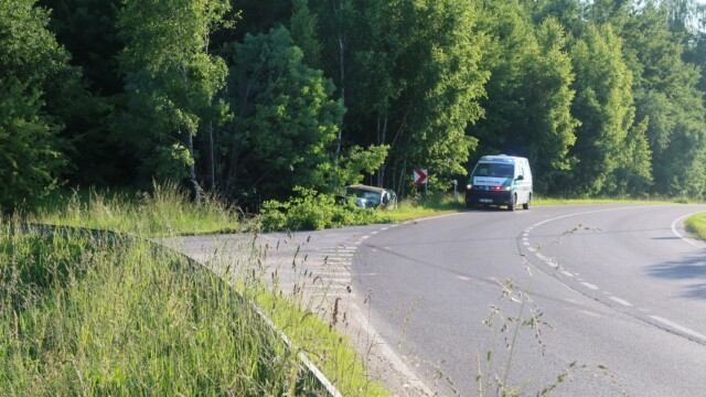 Jonines atšventęs neblaivus „VW“ ekipažas nuvažiavo nuo kelio ir atsitrenkė į medžius