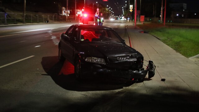 Vilniuje „Audi“ važiavę vyrai numušė šviesoforo stulpą ir spruko palikę automobilį