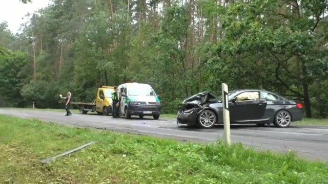 Avarija Vilniaus r.: BMW lenkdamas koloną taranavo „Opel“ automobilį, medikų pagalbos prireikė moteriai