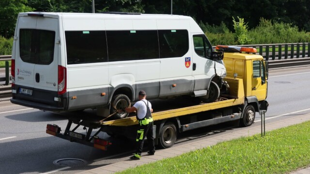 „Hibridinis paparacas“ nuotr. Avarija Vilniuje: girtas mikroautobuso vairuotojas „nuskynė“ greičio radarą