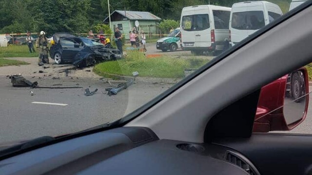 Avarija Vilniuje „BMW“ atsitrenkė į stulpą, automobilyje prispaustas vairuotojas be sąmonės