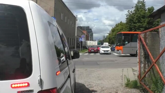 Avarija Vilniuje: „Toyota“ įskrido į sieną ir užstrigo