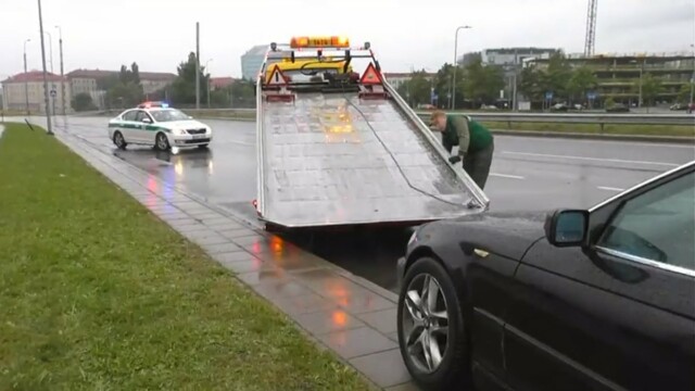 BMW gaudynės Vilniuje, sprukdamas taranavo policijos tarnybinį automobilį