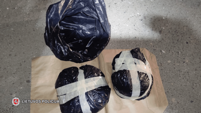 Marijampolės kriminalistai sulaikė „VW“, kuriuo buvo gabenama 2 kg marichuanos, o atlikus kratą namuose surasta dar 5 kg narkotinių medžiagų