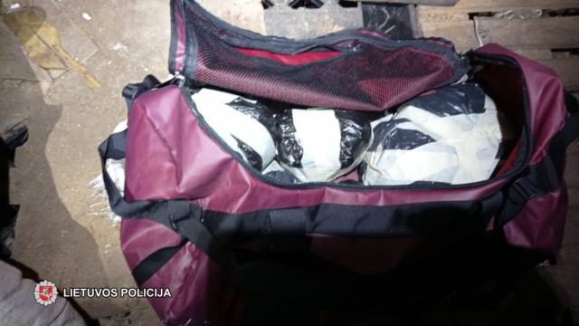 Marijampolės kriminalistai sulaikė „VW“, kuriuo buvo gabenama 2 kg marichuanos, o atlikus kratą namuose surasta dar 5 kg narkotinių medžiagų