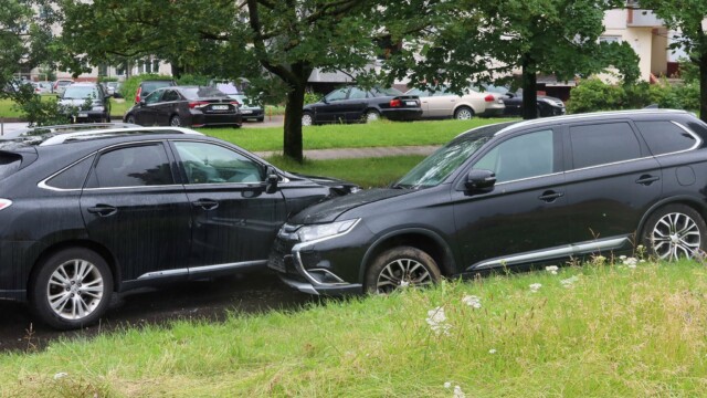 Neblaivaus „Mitsubishi“ vairuotojo siautėjimas Vilniuje: apgadinti trys automobiliai ir sužeista vairuotoja