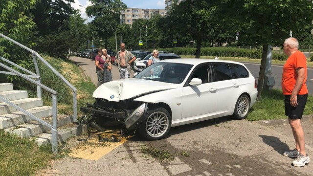 Vilniuje „BMW“ vairuotojas sukėlė avariją: taranavo automobilį ir nuvažiavęs nuo kelio atsitrenkė į laiptus (video)