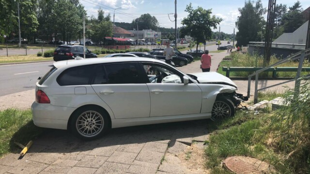 Vilniuje „BMW“ vairuotojas sukėlė avariją: taranavo automobilį ir nuvažiavęs nuo kelio atsitrenkė į laiptus (video)