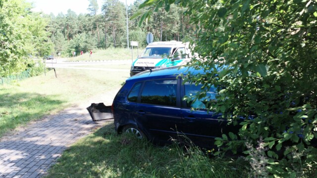Vyro vairuojamas „VW Polo“ neįveikė žiedo, nulėkė nuo kelio ir rėžėsi į medį