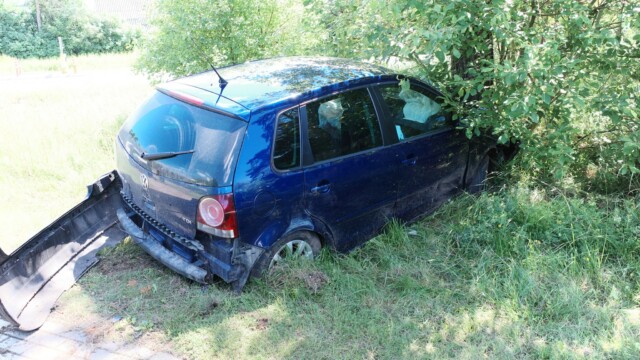 Vyro vairuojamas „VW Polo“ neįveikė žiedo, nulėkė nuo kelio ir rėžėsi į medį