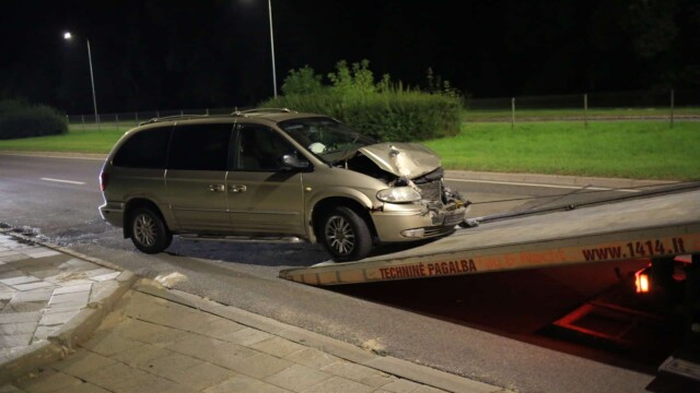 Avarija Vilniuje: girtas „Chrysler“ vairuotojas rėžėsi į „Peugeot“ ir paspruko, bet pilietiški vairuotojai sulaikė bėglį