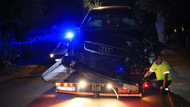 Avarija Vilniuje: vyro vairuojamas „Audi“ rėžėsi į medį, du iš keturių asmenų - be sąmonės