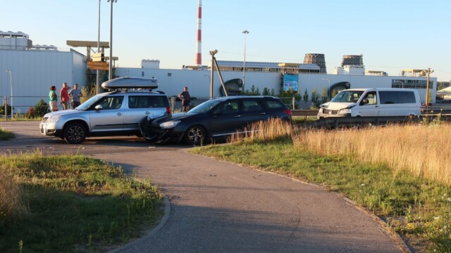 Vilniuje neblaivus „VW Transporter“ vairuotojas rėžėsi į sustojusius automobilius, o šie nubloškė per kelią einantį vaiką