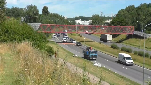 Vilniuje sunkvežimis kliudė pėsčiųjų tiltą, išsileijo skysčiai ir susidarė spūstis