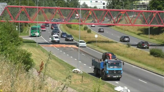 Vilniuje sunkvežimis kliudė pėsčiųjų tiltą, išsileijo skysčiai ir susidarė spūstis