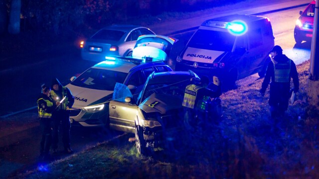 Vilniuje girtas „Subaru“ vairuotojas rėžėsi į viaduko koloną