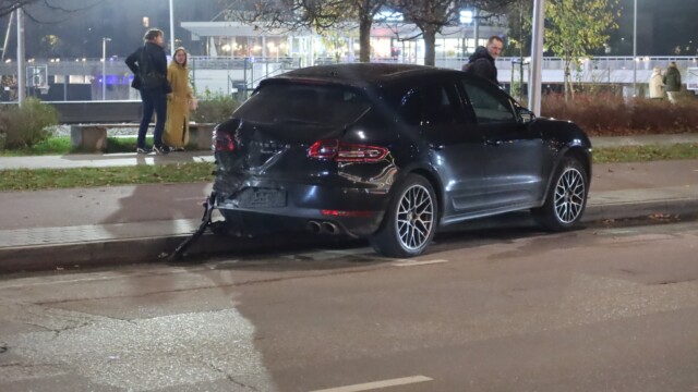 Avarija Vilniuje: neapdairi „VW“ vairuotoja rėžėsi į stovintį „Porsche“, abu automobiliai trenkėsi į stulpus