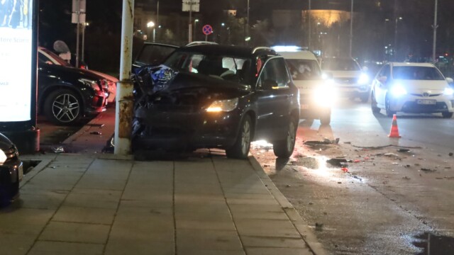 Avarija Vilniuje: neapdairi „VW“ vairuotoja rėžėsi į stovintį „Porsche“, abu automobiliai trenkėsi į stulpus