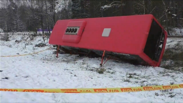 Avarija Vilniuje: nuo kelio nuvažiavus ir apvirtus autobusui nukentėjo du žmonės