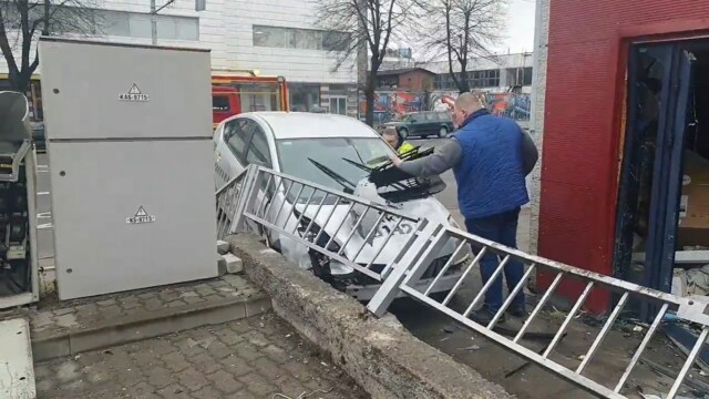 Vilniuje „Toyota Prius“ rėžėsi į parduotuvės vitriną