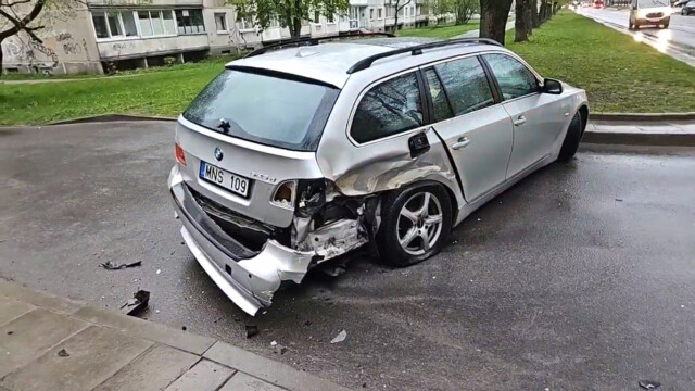 Girtas BMW vairuotojas sukėlė avariją Vilniuje, sudaužyti trys automobiliai