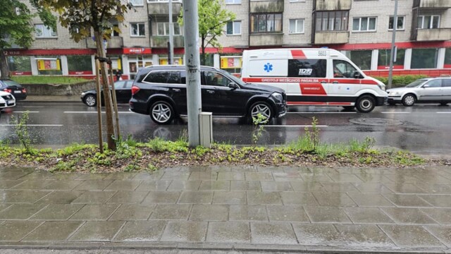 Avarija Vilniuje: Antakalnio gatvėje susidūrus „Audi“ ir „MB“ automobiliams dvi moterys išgabentos į ligoninę