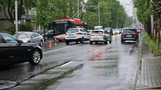 Avarija Vilniuje: Antakalnio gatvėje susidūrus „Audi“ ir „MB“ automobiliams dvi moterys išgabentos į ligoninę