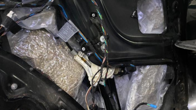 Kriminalistai gabenamame „BMW X5“ automobilyje aptiko 17 kg kanapių