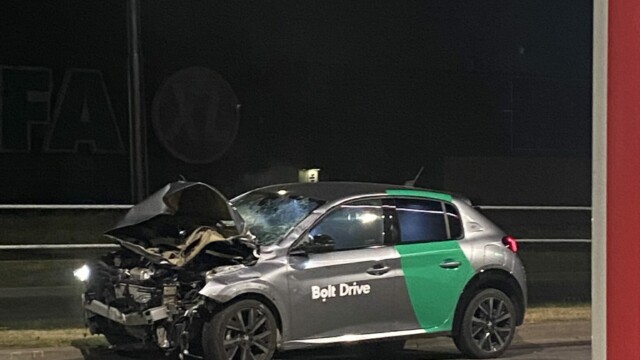 Vilniuje „Bolt“ įmonės automobilis rėžėsi į atitvarus