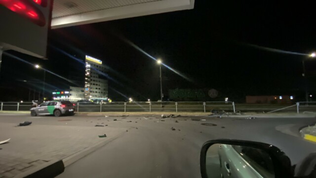 Vilniuje „Bolt“ įmonės automobilis rėžėsi į atitvarus